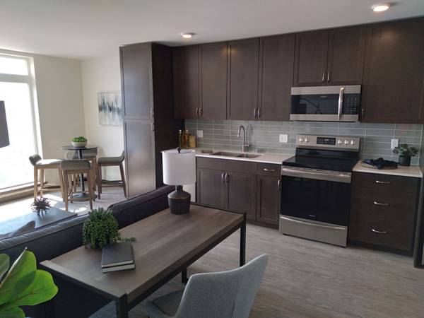 $3,010 / 2br - 989ft2 - Refrigerador, Balcón/Patio Semiprivado, Alfombra (8612 Palatine Avenue North, Seattle, WA)63814660851971121