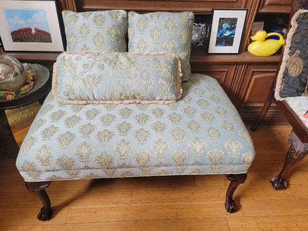 Beautiful Ottoman with Matching Pillows 1