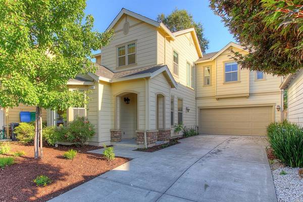 $3,450 / 3br - 1812ft2 - Two level modern home, Western Santa Rosa, 2 car garage, washer, dryer (santa rosa)64049800872194120