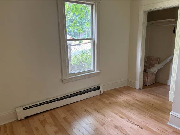 $3,400 / 4br - 384 St Paul Street #1 4 Bedroom Available Now! (Burlington)63784663226243124