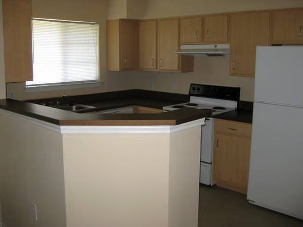 Refrigerator, Air Conditioning, Hardwood Floors 1