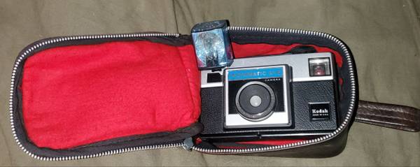 Kodak Instamatic X-15 Camera in Brown Zipper Case, w/ Flash Cube 1