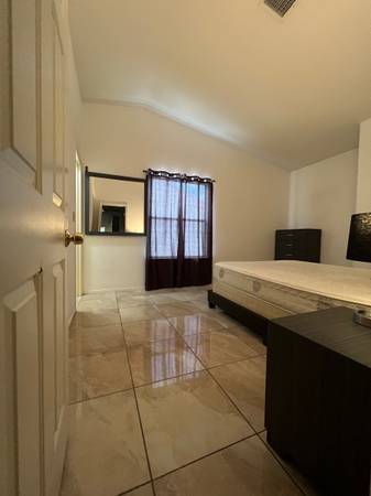 A private bedroom for rent Internet/Utilities/Laundry INCLUDED! 1