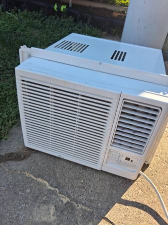LG Heating/ Cooling window unit 15A Barely used $500+ 1