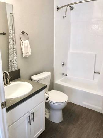 Handrails, Ceiling Fan, Laundry Facilities 1
