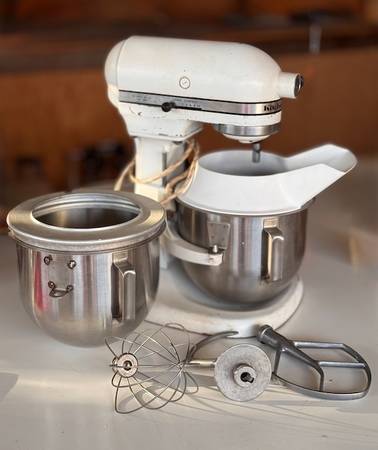 KitchenAid Stand Mixer with two bowls and three attachments 1