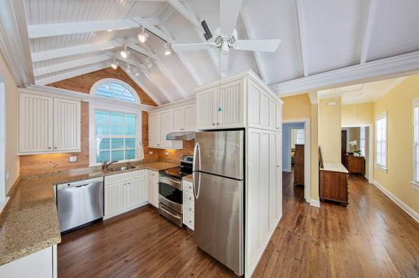 $1,335 / 1br - 662ft2 - Key West this meticulously maintained Conch Cottage (Key West)63944429895042123