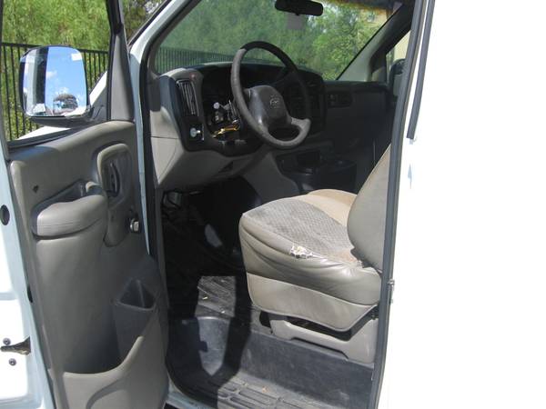 2001 Chevrolet Express 3500 - Photo 4