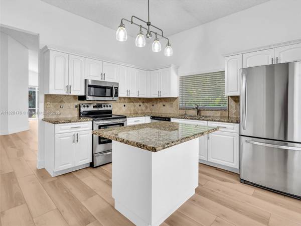 $699,900 / 3br - Lakefront 3/2 Single Family Home63825139211907124