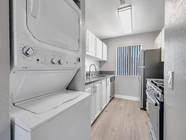 $1,999 / 2br - 872ft2 - Gorgeous White Kitchens, Gas Stove, Ceiling Fan (38300 30th Street East , Palmdale, CA)63812226008961123
