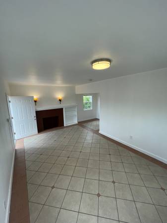 $2,000 / 1br - 700ft2 - VERY PRIVATE UPSTAIRS UNIT W/OUTDOOR DECK (SILVERLAKE)63701034485633122