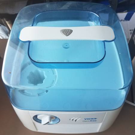 Vicks Cool Mist Humidifier. 1
