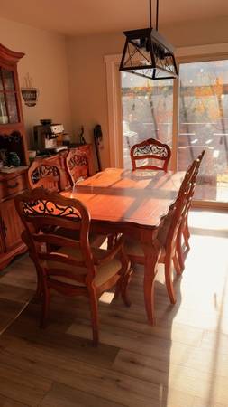 Dining room set. Solid wood 1
