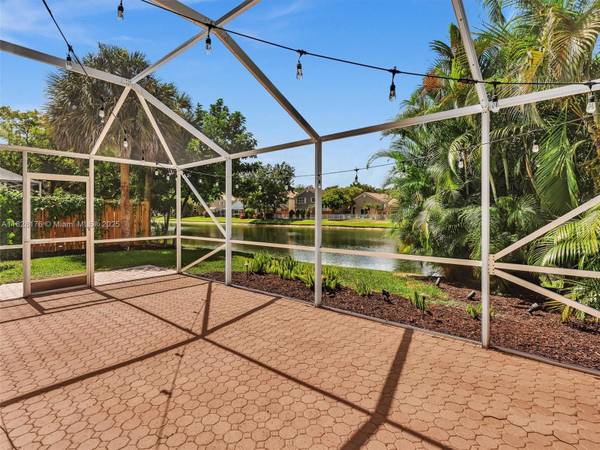 $699,900 / 3br - Lakefront 3/2 Single Family Home63825139211907120