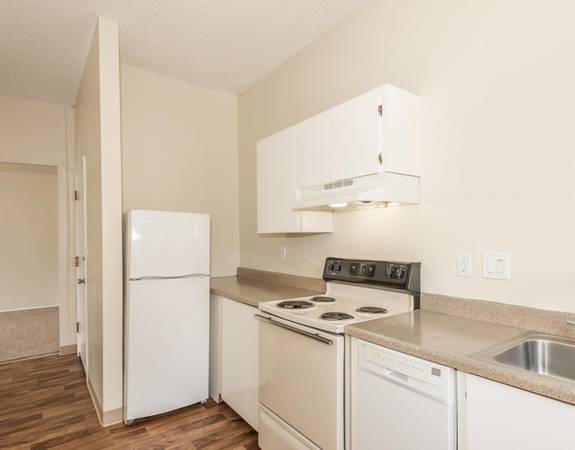 $1,100 / 3br - Fully Updated Spacious Interior - Pet Friendly Location with Yard (South Cleveland)63924296720898120