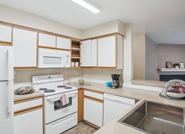 $1,550 / 1br - TOUR- FREE GIFT! Fitness Center, Beautiful + Wooded - Onsite Garages (Beaverton)64039223132035124
