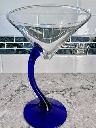 Cocktail / Martini Glasses - Set of 4 Glasses - Makes a great Gift! 1