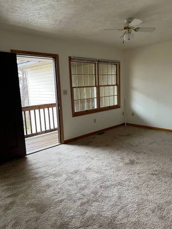 $1,600 / 2br - Nice top floor unit in North Asheville (Beaverdam Lake)64029374864003121