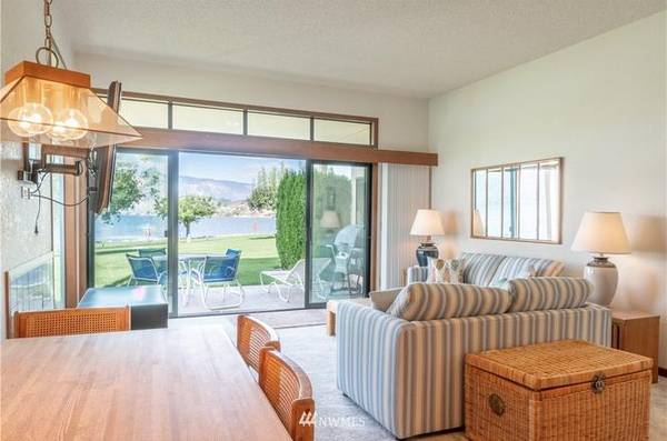 $1,300 / 1br - 806ft2 - CHELAN SHORES CONDO. Unobstructed view from this front row beachfront (Chelan)63886983382913124