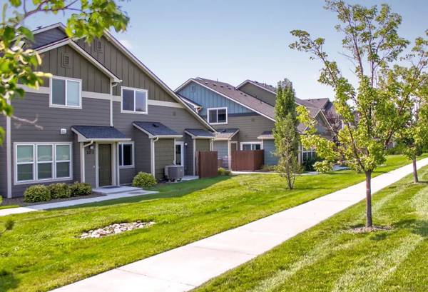 $1,825 / 2br - 960ft2 - Exclusive Townhome with Raised Bar & Skyline Views (Boise)63794945590659120