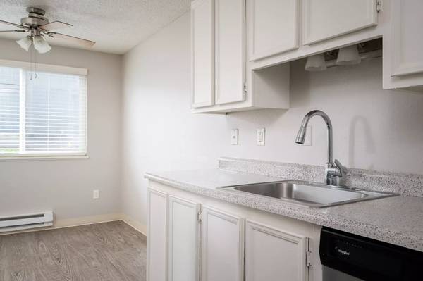$1,495 / 2br - 850ft2 - Pets are welcome! 2 bd / 1 ba. Call for a tour! (Milwaukie)64039060789761120