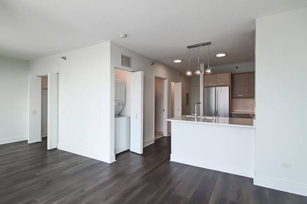 $1,955 / 570ft2 - Estudio hermoso con lavadora/secadora, portero 24 horas, gimnasio, piscina, terraza solar (Fulton Market)63771197160451120