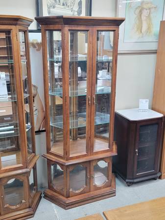 Lighted Dark Wood Frame Glass Front Curio Cabinet #454-4 1