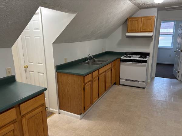 $1,900 / 3br - 3 Bedroom Apartment in St. Albans Available Now (St Albans)63784617358339120
