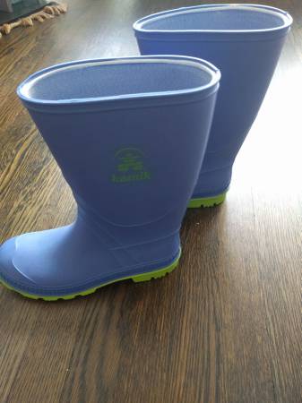 Nuevo con etiquetas - Talla juvenil 5 - Botas de lluvia Kamik - $2563470451172865122