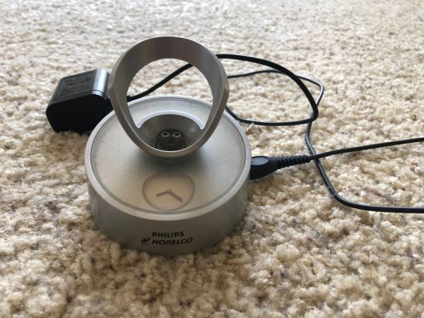 Philips Norelco Charging Dock Station (incl. charging cable) 1