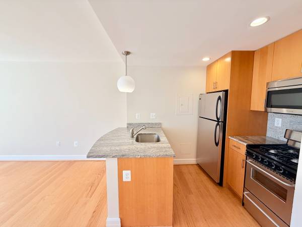 $2,500 / 460ft2 - 9th Floor Studio with Plenty of Natural Sunlight and Pool View! (Dupont Circle)63822294322947124