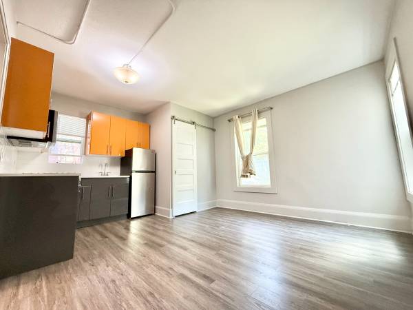 First Hill Find – Small Studio on the 2nd Floor! Move-In Special! 1