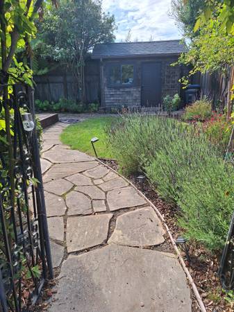 $2,850 / 1br - 500ft2 - Live in a quiet garden setting one block to ocean (santa cruz)63847023577729122