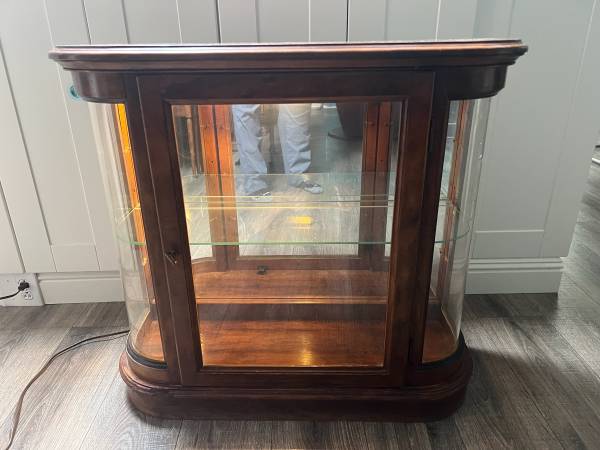 Vintage curio cabinet. Lighted. Mirrored back. Curved glass shelf. Curved glass 1