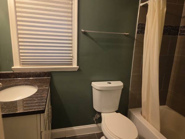 $900 / 1br - 301ft2 - Large private room w full bath & separate entrance in great location64040361409154123