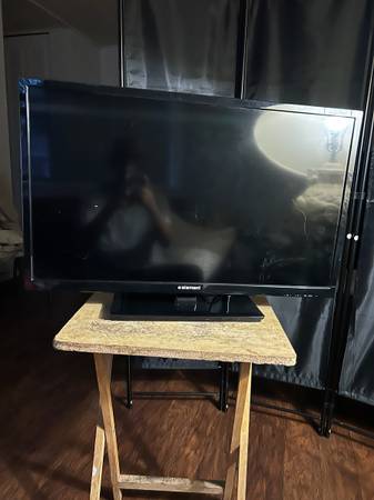 Element 31 inch wide screen TV Element model ELEFW 32B 1