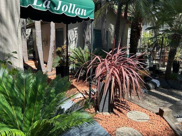 $2,850 / 2br - 1050ft2 - Large Apartment – Walk to Beach - Lush Landscape (La Jolla)63866049697537122