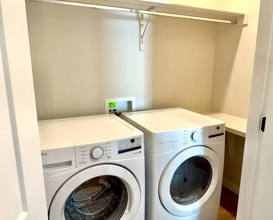 $2,299 / 3br - 1421ft2 - Effortless Commute, Spacious 3 BR/2.5 BA Townhome (Garden City)63981533407107122