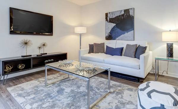 $800 / 4br - 💧 Poolside Living – 2 Rooms for Rent in 4-Bed Home (40th and Ray)64024822382081121