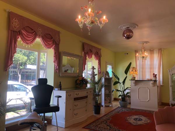 $350 / 1000ft2 - Esthetics chair for rent NE Broadway (Irvington/Grant Park)63831396990721120