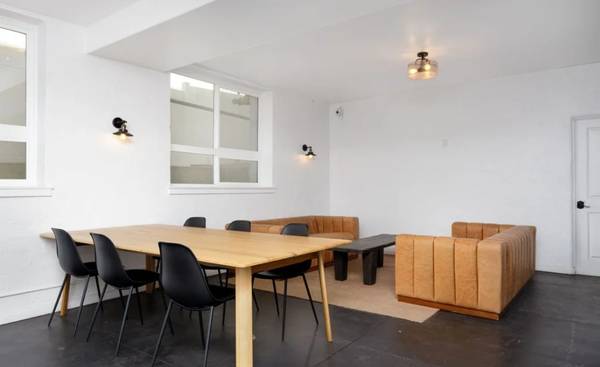 $1,650 / 387ft2 - Affordable Hollywood Studio | Prime Location Near Walk of Fame (Hollywood)63774460471937121