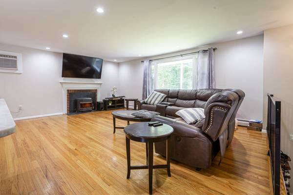 $425,000 / 3br - 1715ft2 - Windsor Raise Ranch move in ready- NEW PRICE (Windsor)63989073586819122