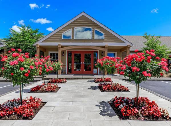 $1,650 / 2br - Covered Assigned Parking, WD Set - 2 Bed 1 Bath w Garages - Pets OK (Tigard)63914853633410124