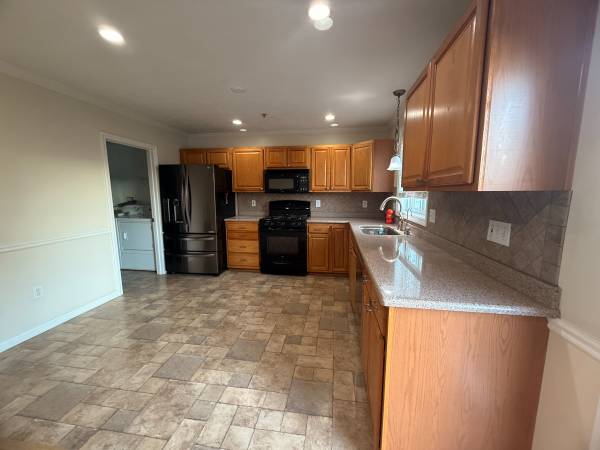 $3,000 / 2br - 2188ft2 - Pristine Townhome, Garage, Hardwd, FP, C/A, Granite, SS, Fin. LL, Pool (Nashua)63931655270915124