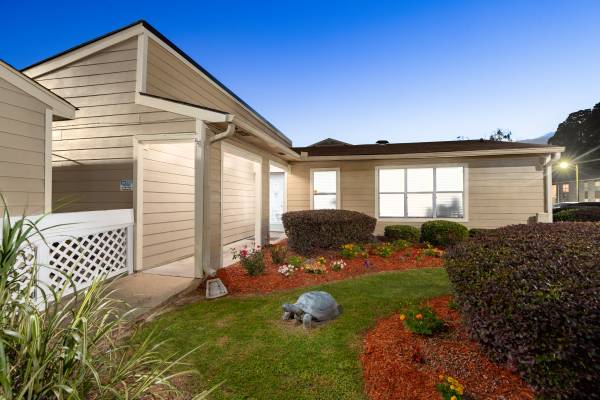 Brrr… it’s cold outside! ❄️ Come warm up with $500 OFF your move-in! 1