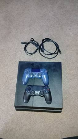 Ps4 Slim W/ two controllers 1