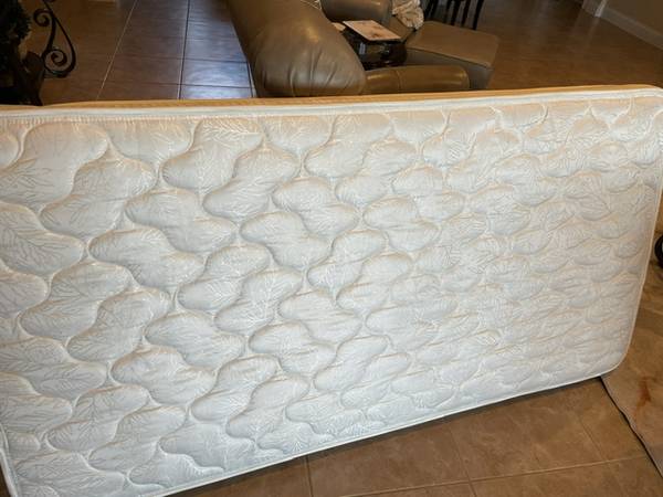 Twin Bed No stains non-smoking home - FREE till Monday 11/2