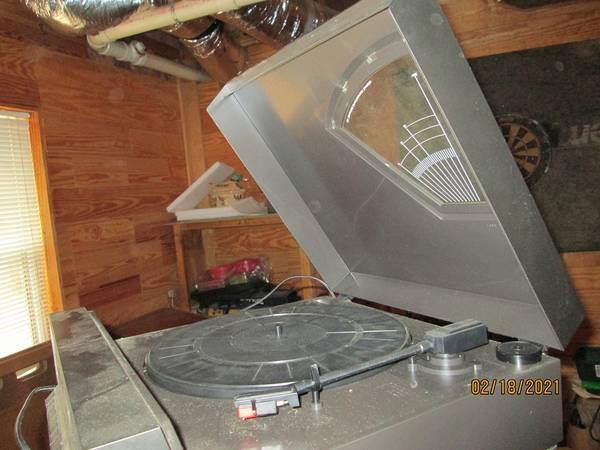 old record player with speakers 1