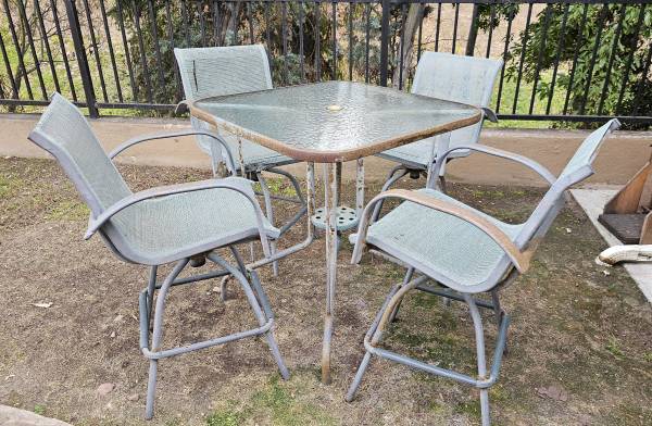 Free patio set: high top table and chairs 1