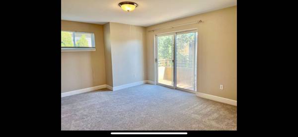 $1,525 / 1br - 900ft2 - large room w/ private br and balcony in Greenwood! (greenwood)63659613654147120